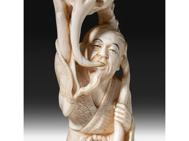 Two japanese ivory okimono, one of a man calling on one of the gods of good fortune, the other a man carrying a basket, meiji period (1868-1912), h 25,5 cm - 358g / ivory h 20,5 cm - 340g (+) - afbeelding 7 van  8