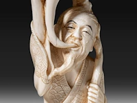 Two japanese ivory okimono, one of a man calling on one of the gods of good fortune, the other a man carrying a basket, meiji period (1868-1912), h 25,5 cm - 358g / ivory h 20,5 cm - 340g (+) - afbeelding 7 van  8