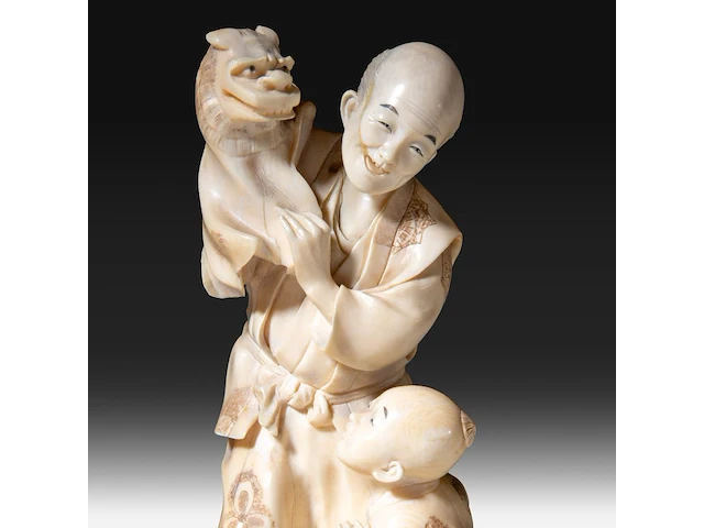Two japanese ivory okimono, one of a man picking mushrooms, the other of a puppeteer and a child, meiji period (1868-1912), h 20 cm - 493g / h 16 cm - 319g (+) - afbeelding 2 van  10