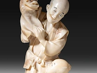 Two japanese ivory okimono, one of a man picking mushrooms, the other of a puppeteer and a child, meiji period (1868-1912), h 20 cm - 493g / h 16 cm - 319g (+) - afbeelding 2 van  10