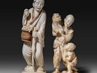 Two japanese ivory okimono, one of a man picking mushrooms, the other of a puppeteer and a child, meiji period (1868-1912), h 20 cm - 493g / h 16 cm - 319g (+)