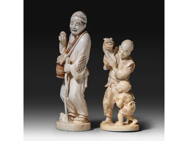 Two japanese ivory okimono, one of a man picking mushrooms, the other of a puppeteer and a child, meiji period (1868-1912), h 20 cm - 493g / h 16 cm - 319g (+) - afbeelding 3 van  10