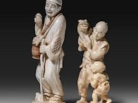 Two japanese ivory okimono, one of a man picking mushrooms, the other of a puppeteer and a child, meiji period (1868-1912), h 20 cm - 493g / h 16 cm - 319g (+) - afbeelding 3 van  10