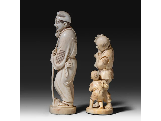 Two japanese ivory okimono, one of a man picking mushrooms, the other of a puppeteer and a child, meiji period (1868-1912), h 20 cm - 493g / h 16 cm - 319g (+) - afbeelding 4 van  10