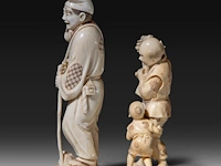 Two japanese ivory okimono, one of a man picking mushrooms, the other of a puppeteer and a child, meiji period (1868-1912), h 20 cm - 493g / h 16 cm - 319g (+) - afbeelding 4 van  10