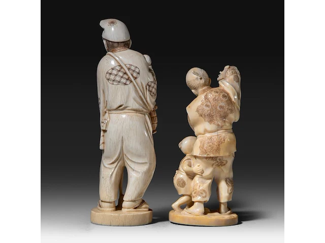 Two japanese ivory okimono, one of a man picking mushrooms, the other of a puppeteer and a child, meiji period (1868-1912), h 20 cm - 493g / h 16 cm - 319g (+) - afbeelding 5 van  10