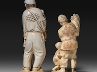 Two japanese ivory okimono, one of a man picking mushrooms, the other of a puppeteer and a child, meiji period (1868-1912), h 20 cm - 493g / h 16 cm - 319g (+) - afbeelding 5 van  10