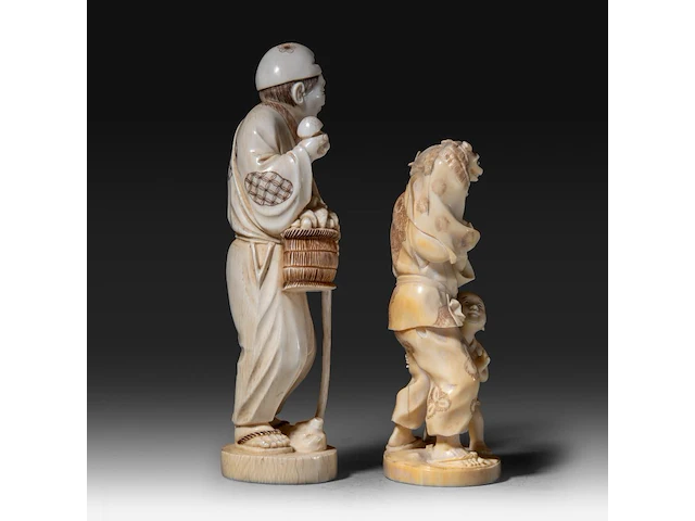 Two japanese ivory okimono, one of a man picking mushrooms, the other of a puppeteer and a child, meiji period (1868-1912), h 20 cm - 493g / h 16 cm - 319g (+) - afbeelding 6 van  10