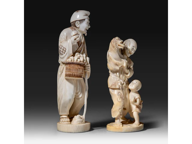 Two japanese ivory okimono, one of a man picking mushrooms, the other of a puppeteer and a child, meiji period (1868-1912), h 20 cm - 493g / h 16 cm - 319g (+) - afbeelding 7 van  10