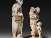 Two japanese ivory okimono, one of a man picking mushrooms, the other of a puppeteer and a child, meiji period (1868-1912), h 20 cm - 493g / h 16 cm - 319g (+) - afbeelding 7 van  10