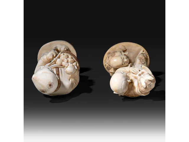 Two japanese ivory okimono, one of a man picking mushrooms, the other of a puppeteer and a child, meiji period (1868-1912), h 20 cm - 493g / h 16 cm - 319g (+) - afbeelding 8 van  10