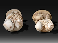 Two japanese ivory okimono, one of a man picking mushrooms, the other of a puppeteer and a child, meiji period (1868-1912), h 20 cm - 493g / h 16 cm - 319g (+) - afbeelding 8 van  10