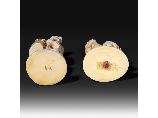 Two japanese ivory okimono, one of a man picking mushrooms, the other of a puppeteer and a child, meiji period (1868-1912), h 20 cm - 493g / h 16 cm - 319g (+) - afbeelding 9 van  10