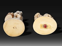 Two japanese ivory okimono, one of a man picking mushrooms, the other of a puppeteer and a child, meiji period (1868-1912), h 20 cm - 493g / h 16 cm - 319g (+) - afbeelding 9 van  10