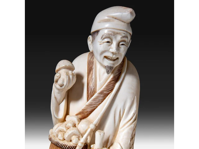 Two japanese ivory okimono, one of a man picking mushrooms, the other of a puppeteer and a child, meiji period (1868-1912), h 20 cm - 493g / h 16 cm - 319g (+) - afbeelding 10 van  10