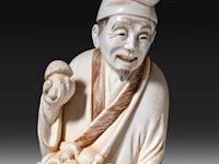 Two japanese ivory okimono, one of a man picking mushrooms, the other of a puppeteer and a child, meiji period (1868-1912), h 20 cm - 493g / h 16 cm - 319g (+) - afbeelding 10 van  10
