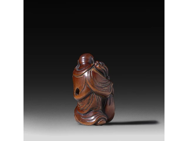 Two japanese netsuke, one in bone depicting seashells, the other in lacquered wood depicting hotei, both edo period (18th/19thc), w 4,5 cm - 19,5g / h 5,2 cm - afbeelding 7 van  11