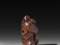 Two japanese netsuke, one in bone depicting seashells, the other in lacquered wood depicting hotei, both edo period (18th/19thc), w 4,5 cm - 19,5g / h 5,2 cm - afbeelding 7 van  11