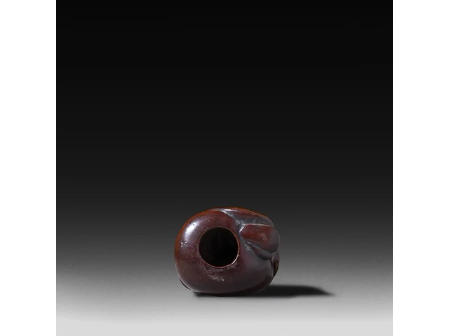 Two japanese netsuke, one in bone depicting seashells, the other in lacquered wood depicting hotei, both edo period (18th/19thc), w 4,5 cm - 19,5g / h 5,2 cm - afbeelding 8 van  11