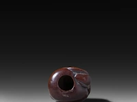 Two japanese netsuke, one in bone depicting seashells, the other in lacquered wood depicting hotei, both edo period (18th/19thc), w 4,5 cm - 19,5g / h 5,2 cm - afbeelding 8 van  11