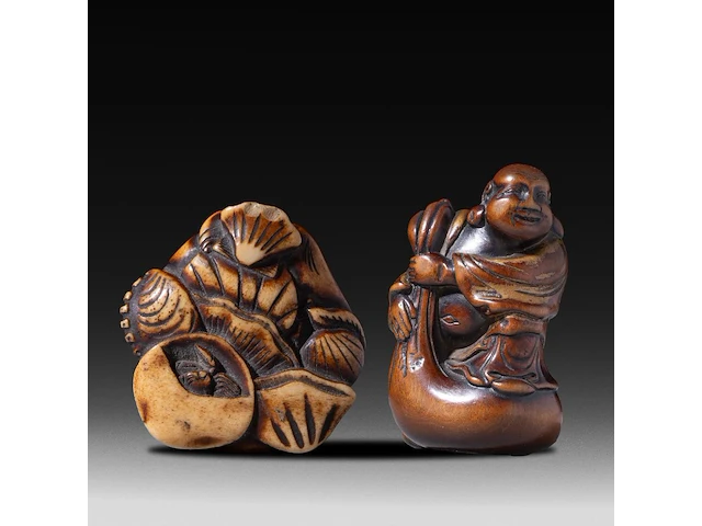 Two japanese netsuke, one in bone depicting seashells, the other in lacquered wood depicting hotei, both edo period (18th/19thc), w 4,5 cm - 19,5g / h 5,2 cm - afbeelding 1 van  6
