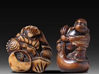 Two japanese netsuke, one in bone depicting seashells, the other in lacquered wood depicting hotei, both edo period (18th/19thc), w 4,5 cm - 19,5g / h 5,2 cm