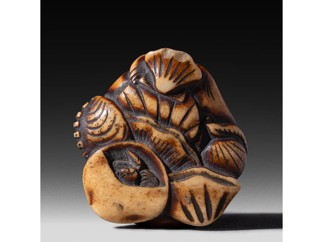 Two japanese netsuke, one in bone depicting seashells, the other in lacquered wood depicting hotei, both edo period (18th/19thc), w 4,5 cm - 19,5g / h 5,2 cm - afbeelding 2 van  6