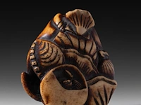 Two japanese netsuke, one in bone depicting seashells, the other in lacquered wood depicting hotei, both edo period (18th/19thc), w 4,5 cm - 19,5g / h 5,2 cm - afbeelding 3 van  6