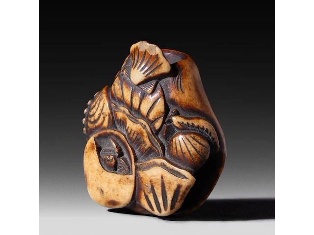Two japanese netsuke, one in bone depicting seashells, the other in lacquered wood depicting hotei, both edo period (18th/19thc), w 4,5 cm - 19,5g / h 5,2 cm - afbeelding 4 van  6