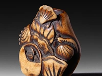 Two japanese netsuke, one in bone depicting seashells, the other in lacquered wood depicting hotei, both edo period (18th/19thc), w 4,5 cm - 19,5g / h 5,2 cm - afbeelding 4 van  6