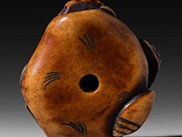 Two japanese netsuke, one in bone depicting seashells, the other in lacquered wood depicting hotei, both edo period (18th/19thc), w 4,5 cm - 19,5g / h 5,2 cm - afbeelding 5 van  6