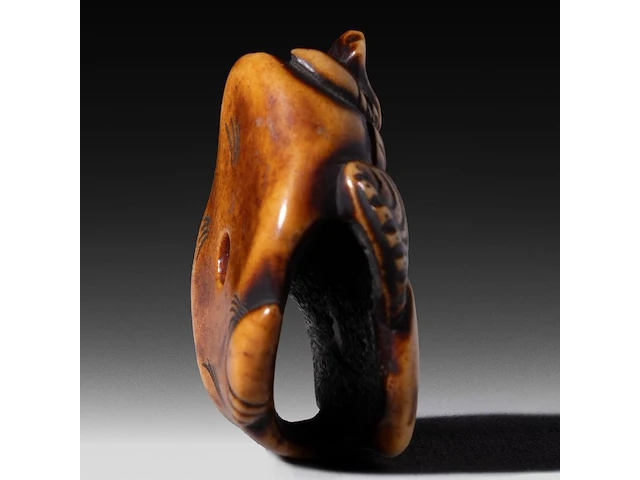 Two japanese netsuke, one in bone depicting seashells, the other in lacquered wood depicting hotei, both edo period (18th/19thc), w 4,5 cm - 19,5g / h 5,2 cm - afbeelding 6 van  6