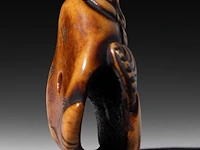 Two japanese netsuke, one in bone depicting seashells, the other in lacquered wood depicting hotei, both edo period (18th/19thc), w 4,5 cm - 19,5g / h 5,2 cm - afbeelding 6 van  6