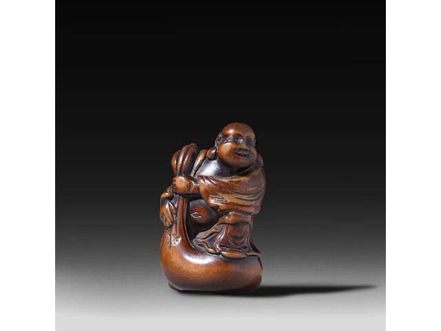 Two japanese netsuke, one in bone depicting seashells, the other in lacquered wood depicting hotei, both edo period (18th/19thc), w 4,5 cm - 19,5g / h 5,2 cm - afbeelding 9 van  11