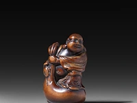 Two japanese netsuke, one in bone depicting seashells, the other in lacquered wood depicting hotei, both edo period (18th/19thc), w 4,5 cm - 19,5g / h 5,2 cm - afbeelding 9 van  11