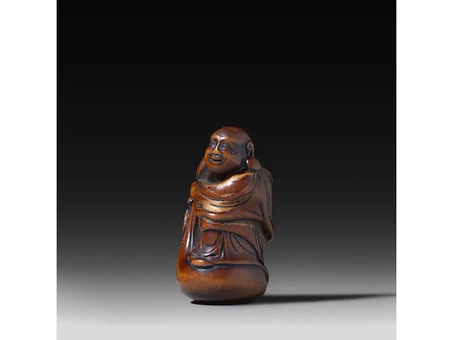 Two japanese netsuke, one in bone depicting seashells, the other in lacquered wood depicting hotei, both edo period (18th/19thc), w 4,5 cm - 19,5g / h 5,2 cm - afbeelding 10 van  11
