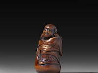 Two japanese netsuke, one in bone depicting seashells, the other in lacquered wood depicting hotei, both edo period (18th/19thc), w 4,5 cm - 19,5g / h 5,2 cm - afbeelding 10 van  11