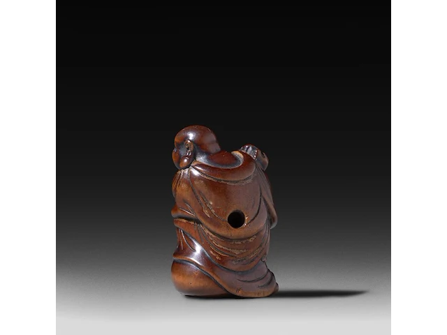 Two japanese netsuke, one in bone depicting seashells, the other in lacquered wood depicting hotei, both edo period (18th/19thc), w 4,5 cm - 19,5g / h 5,2 cm - afbeelding 11 van  11