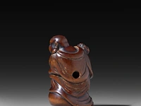 Two japanese netsuke, one in bone depicting seashells, the other in lacquered wood depicting hotei, both edo period (18th/19thc), w 4,5 cm - 19,5g / h 5,2 cm - afbeelding 11 van  11