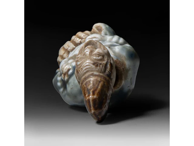 Two japanese netsuke, one staghorn and the other hirado, meiji period (1868-1912), both h 6,5 cm - afbeelding 13 van  15