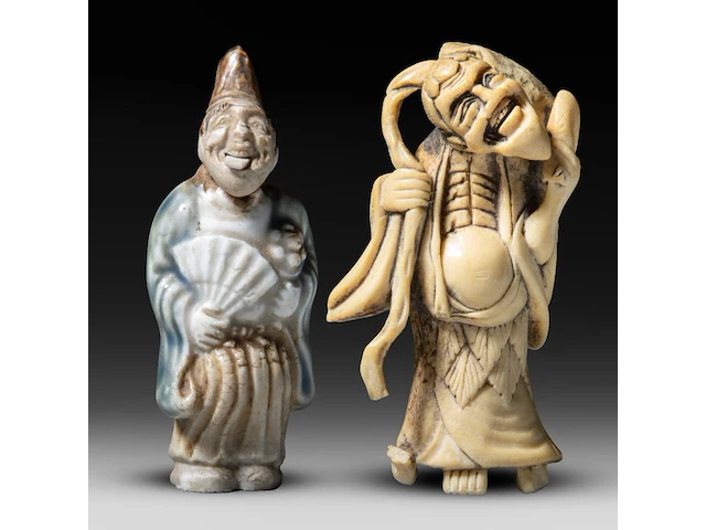 Two japanese netsuke, one staghorn and the other hirado, meiji period (1868-1912), both h 6,5 cm - afbeelding 1 van  8