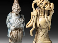 Two japanese netsuke, one staghorn and the other hirado, meiji period (1868-1912), both h 6,5 cm