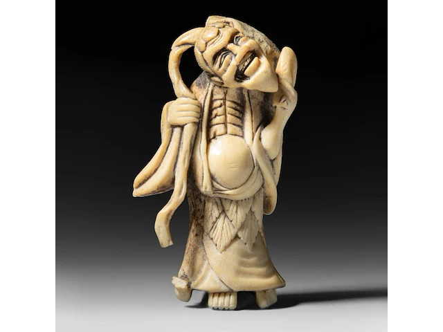 Two japanese netsuke, one staghorn and the other hirado, meiji period (1868-1912), both h 6,5 cm - afbeelding 2 van  8