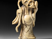 Two japanese netsuke, one staghorn and the other hirado, meiji period (1868-1912), both h 6,5 cm - afbeelding 2 van  8