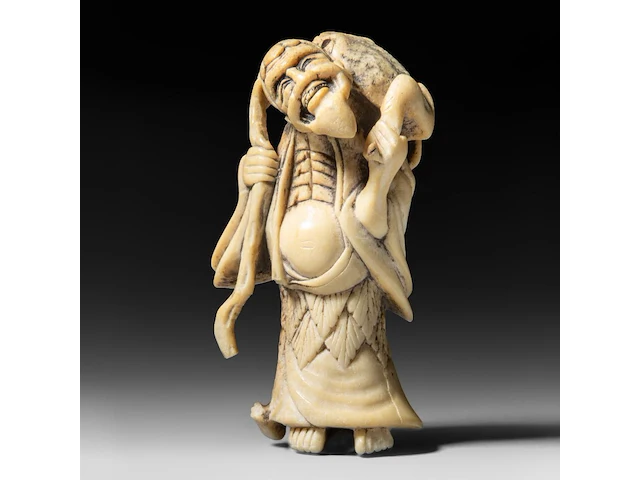 Two japanese netsuke, one staghorn and the other hirado, meiji period (1868-1912), both h 6,5 cm - afbeelding 3 van  8