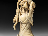 Two japanese netsuke, one staghorn and the other hirado, meiji period (1868-1912), both h 6,5 cm - afbeelding 3 van  8