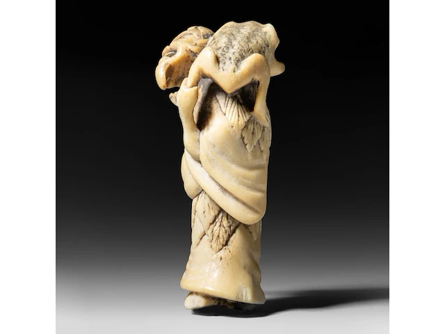 Two japanese netsuke, one staghorn and the other hirado, meiji period (1868-1912), both h 6,5 cm - afbeelding 4 van  8