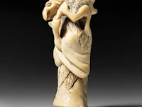 Two japanese netsuke, one staghorn and the other hirado, meiji period (1868-1912), both h 6,5 cm - afbeelding 4 van  8