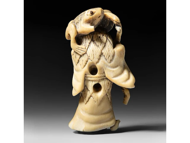 Two japanese netsuke, one staghorn and the other hirado, meiji period (1868-1912), both h 6,5 cm - afbeelding 5 van  8