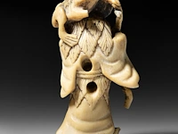 Two japanese netsuke, one staghorn and the other hirado, meiji period (1868-1912), both h 6,5 cm - afbeelding 5 van  8